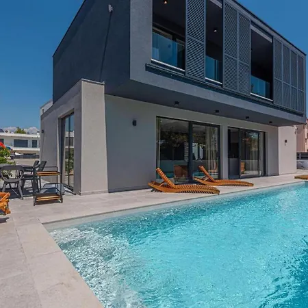 Villa Four Bedroom With Pool Vodice
