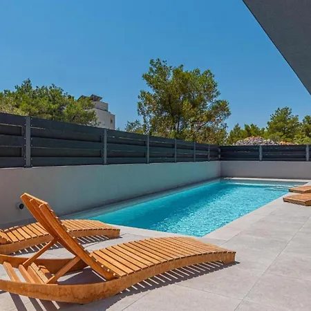 Villa Four Bedroom With Pool *
