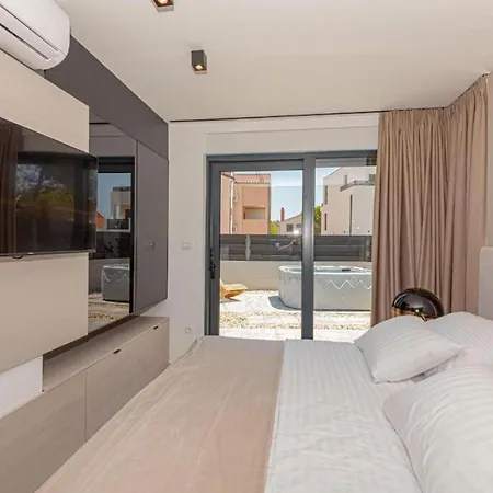 Four Bedroom With Pool *