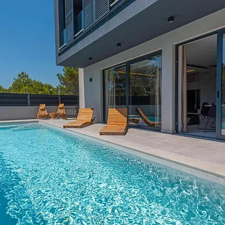 Four Bedroom With Pool Vodice